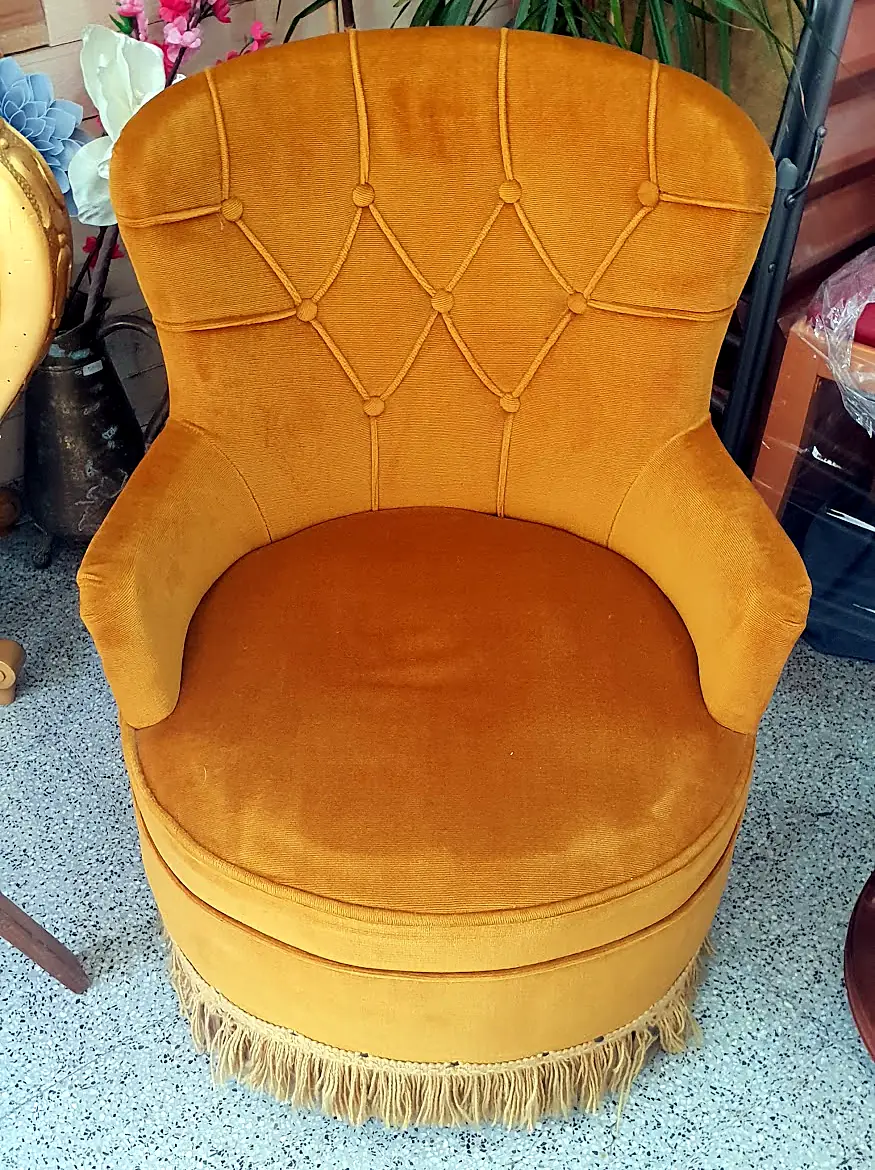 Mustard velvet armchair with buttoning and fringe